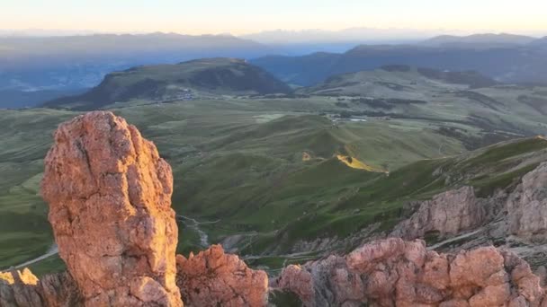 Die Berge Der Dolomiten Gipfeln Einem Sommermorgen Schöner Sonnenaufgang Den — Stockvideo