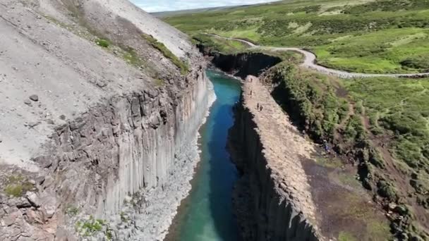 Voe Sobre Studlagil Canyon Com Turistas Caminhantes Dia Ensolarado Leste — Vídeo de Stock