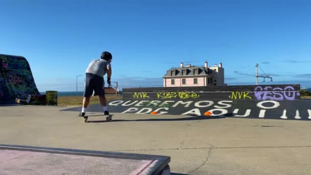 매력적 남자가 스케이트보드타고 있어요 스케이트 공원을 스케이트 보드를 탑니다 스케이트보더는 — 비디오