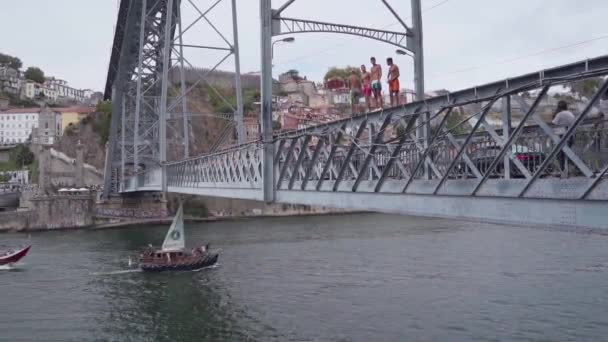 Local Teenagers Entertaining Public Standing Dom Luis Bridge — Stock Video