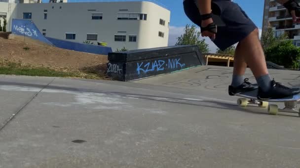 Radikaler Junger Mann Skateboardet Und Rutscht Eine Betonschale Skatepark Funktion — Stockvideo