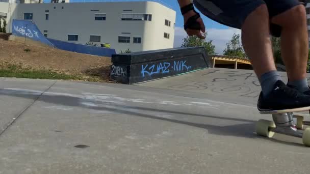 Profesionální Bruslař Míse Skatepark Dělá Triky Skateboardista Vyřezávání Zase Hluboké — Stock video