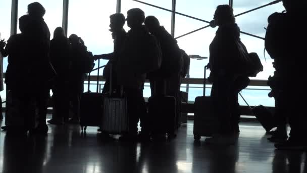 Ongeïdentificeerde Mensen Staan Rij Maken Langzame Stappen Terminal — Stockvideo