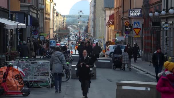 Mensen Lopen Rijden Scooters Drukke Straat Stockholm Herfst — Stockvideo