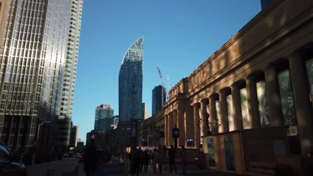 Szerokie Zewnętrzne Ujęcie Panoramiczne Wschód Fasady Dworca Union Station Przechodzącymi — Wideo stockowe