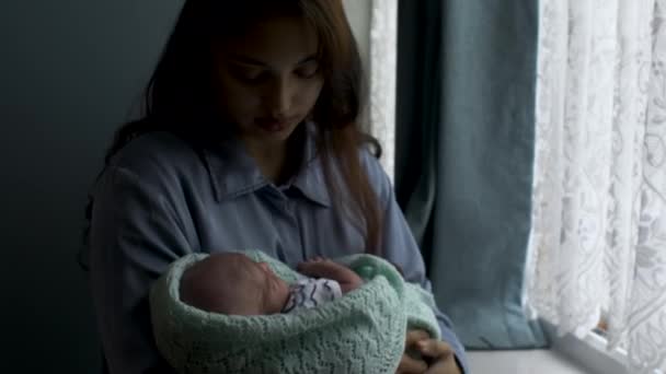 Jonge Etnische Minderheidsmoeder Die Haar Pasgeboren Baby Haar Armen Wiebelt — Stockvideo