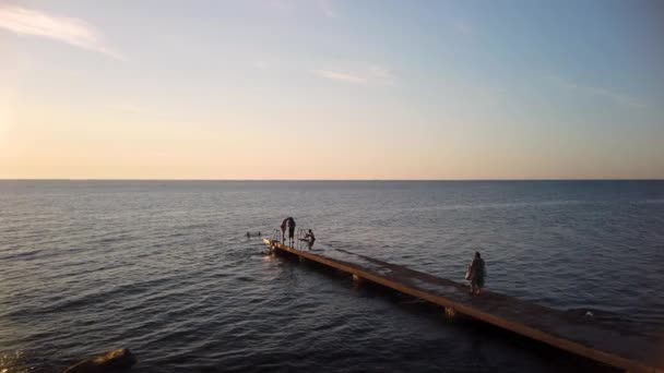 Дети Плавают Конце Причала Открытым Океаном Заднем Плане Slomo — стоковое видео