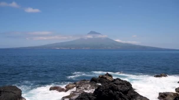 Гора Піко Азорських Горах Португалія Вистрілена Тринозі Хвилями Передньому Плані — стокове відео