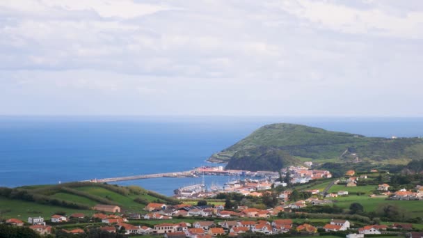 ホルタの眺め ポルトガルのアゾレス諸島のフェアル島は 前景の海と緑の牧草地から遠く離れています — ストック動画