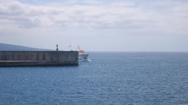 Boot Aankomst Bij Steiger Horta Stad Faial Azoren — Stockvideo