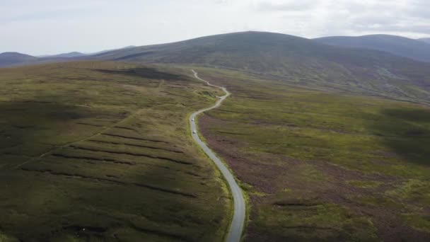 Luchtfoto Van Auto Die Een Lange Kronkelende Bergweg Door Wicklow — Stockvideo