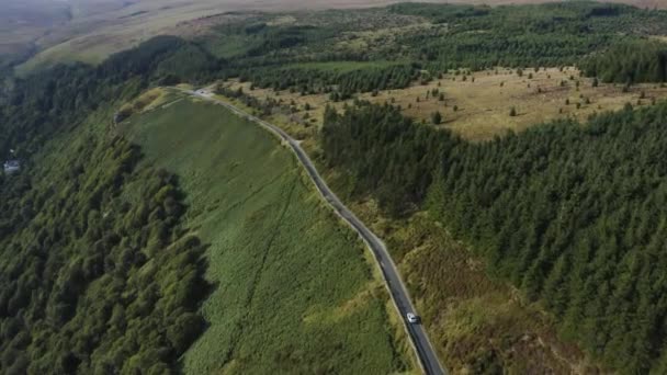 Top View Van Een Witte Auto Rijdend Langs Een Weg — Stockvideo