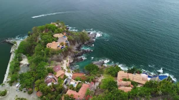 Casas Playa Acantilado Sobre Hermoso Océano — Vídeos de Stock