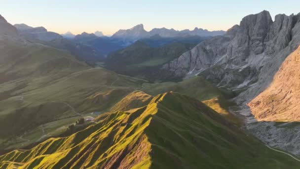 Dolomitler Dağlarında Gün Doğumu Sisli Sisli Zirvede Tepelere Giden Yürüyüş — Stok video