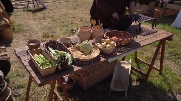 Festival Abad Pertengahan Menyiapkan Memasak Makanan Abad Pertengahan Pada Meja — Stok Video