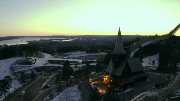 Iglesia Capilla Holmenkollbakken Oslo Vinterpark Winterpark Tryvann Drone Envolver Con — Vídeo de stock