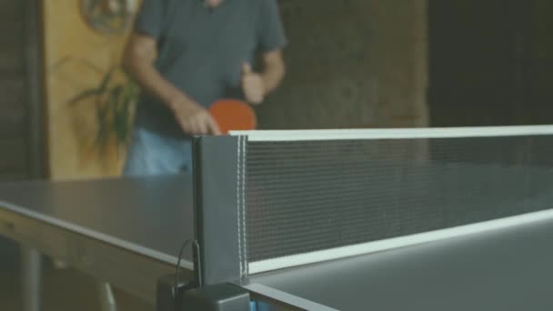 Bir Adam Masa Tenisi Oynuyor Aşağıdan Atılmış Ağı Görebilirsiniz Arkasında — Stok video