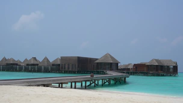 Overwater Budovy Maledivy Resort Modrou Vodou Jasnou Oblohou — Stock video