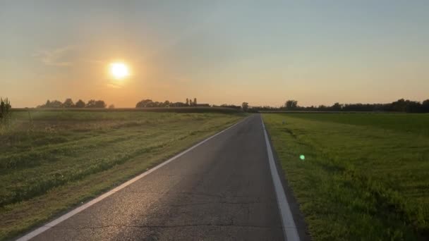 Ein Junge Auf Einem Fahrrad Rast Einem Sommertag Italien Bei — Stockvideo