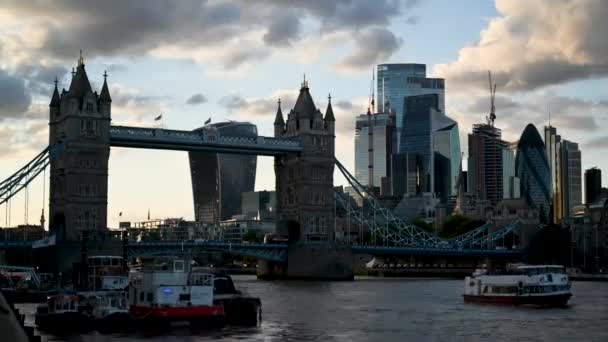 Μπορείτε Περπατήσετε Παρελθόν Tower Bridge Και Την Πόλη Χωρίς Πάρει — Αρχείο Βίντεο