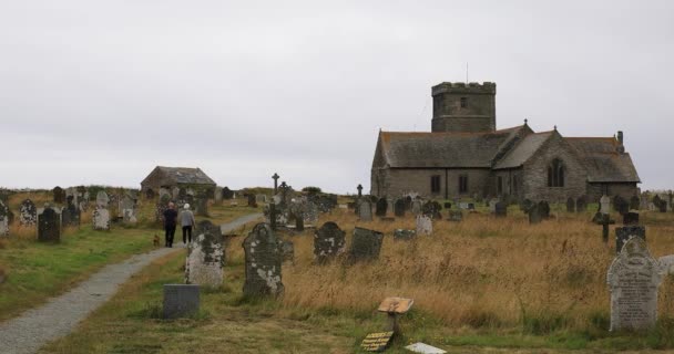 Igreja Santa Materiana Tintagel Com Casal Caminhando Pelo Caminho Cemitério — Vídeo de Stock