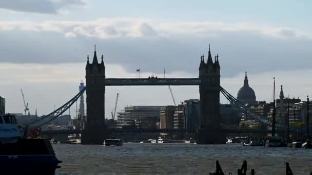 Barche Sotto Tower Bridge Prima Della Cattedrale Paul Tower Londra — Video Stock