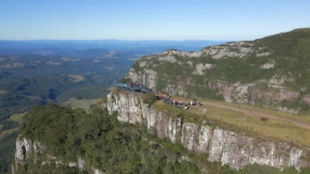 Turisti Serra Corvo Brasile Aerea Volo Verso Montagna — Video Stock