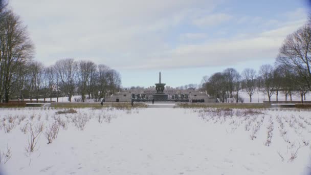 Vigeland Exhibition Frogner Park Wide Shot Sculptures Sunny Clouds Snowy — Stock Video