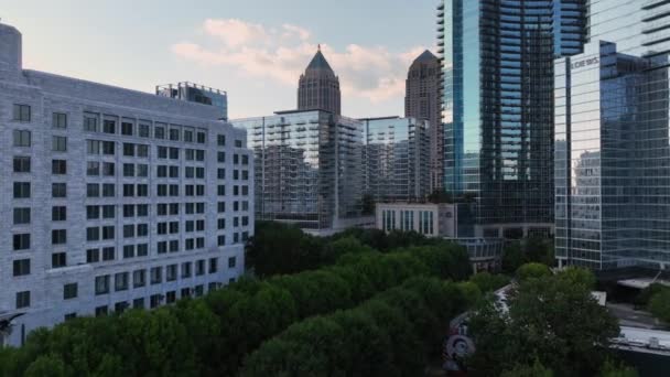 Approche Aérienne Vers Des Hauteurs Élevées Dans Région Atlanta Midtown — Video