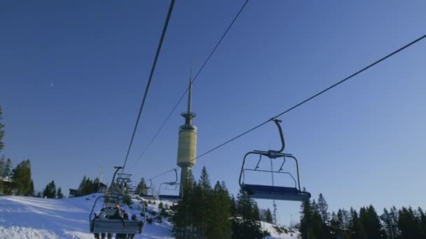 Huvudstolslift Oslo Vinterpark Med Skidåkare Tryvann Torn Winter Park Skidort — Stockvideo