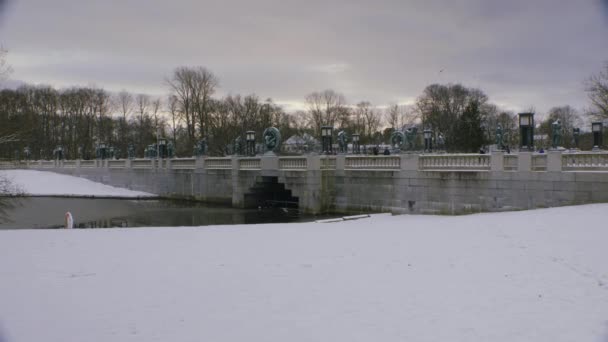 Wystawa Vigeland Parku Frogner Szeroki Most Słońcu Chmurami Śnieżny Zimowy — Wideo stockowe