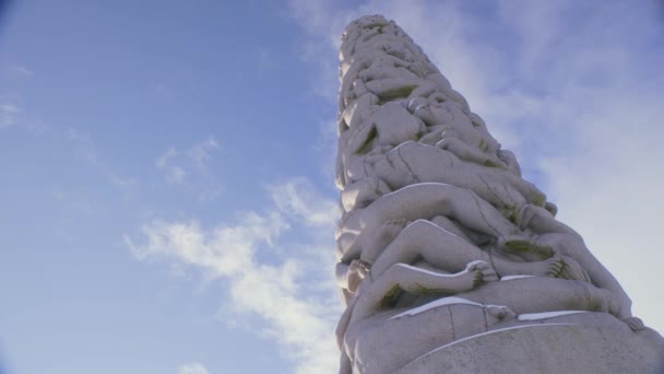 维格兰展览在弗罗涅公园举行 中央塔楼向上看 阳光灿烂 乌云密布 冬日下着雪 — 图库视频影像