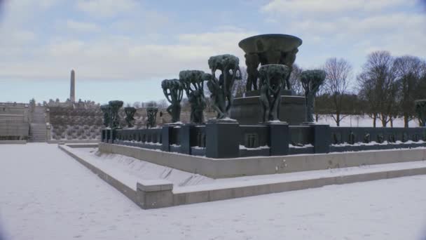 More Closeup Sculptures Vigeland Exhibition Frogner Park Sunny Clouds Snowy — Stock Video