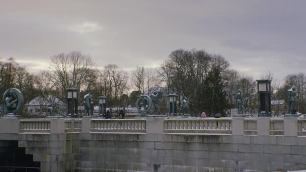 Frogner Park Taki Vigeland Sergisi Güneşli Karlı Bir Kış Gününde — Stok video