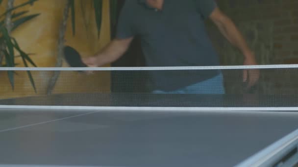 Kişi Masa Tenisi Oynuyor Oda Aşağı Iniyor Masanın Altında Büyük — Stok video