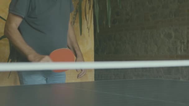 Maç Sırasında Bir Adam Pinpon Oynarken Beyaz Topa Vuruyor Ağın — Stok video