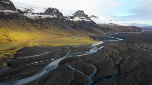 Wolny Lot Dronem Jesiennymi Pokrytymi Śniegiem Górami Islandzka Pleciona Rzeka — Wideo stockowe