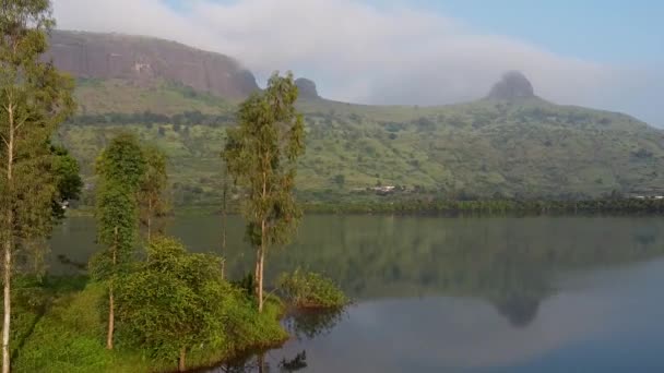 Reflecties Calm Lake Trimbakeshwar Mountain Range West Ghats Nashik India — Stockvideo