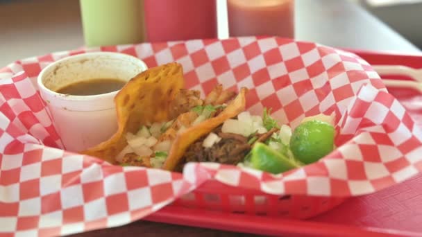 Authentieke Mexicaanse Street Food Taco Met Rundvlees Garnalen Inzoomen — Stockvideo