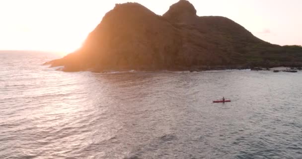 夏威夷Kailua的Na Mokulua岛的个人皮划艇 空中日出景观 — 图库视频影像