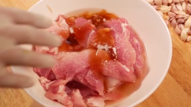 在白碗与腌制酱汁拌匀 — 图库视频影像
