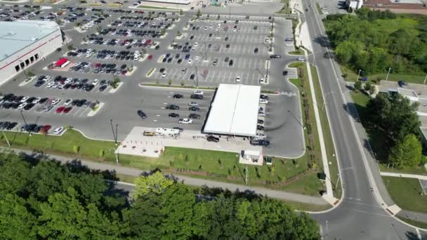 Voitures Alignées Pour Station Service Gros Costco Drone Tournant Autour — Video