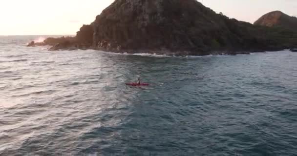 在夏威夷Na Mokulua岛附近的海浪中划船 可以看到空中的景象 — 图库视频影像