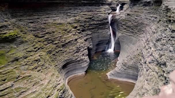 ニューヨーク州ワトキンス グレン州立公園の峡谷内の小さな滝 — ストック動画