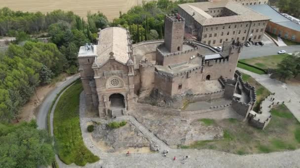 Castelo Espanhol Século Igreja Cima Com Turistas Pan Rotação — Vídeo de Stock