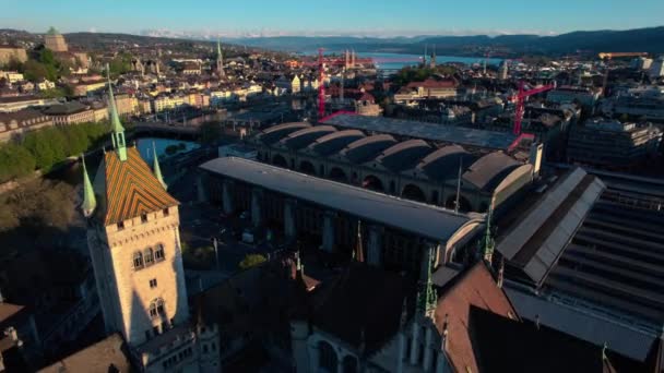 Luftaufnahme Des Zürcher Bahnhofsturms Der Innenstadt Goldene Stunde Kreis Schwenk — Stockvideo