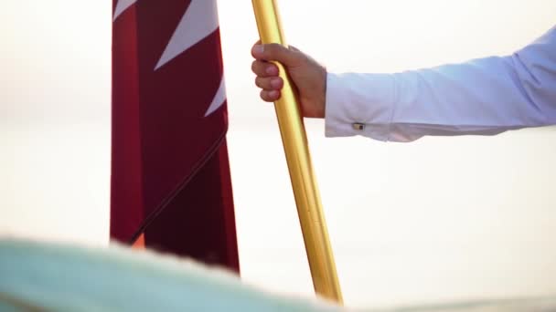 Rycerz Trzymający Pobliżu Morza Flagę Kataru — Wideo stockowe