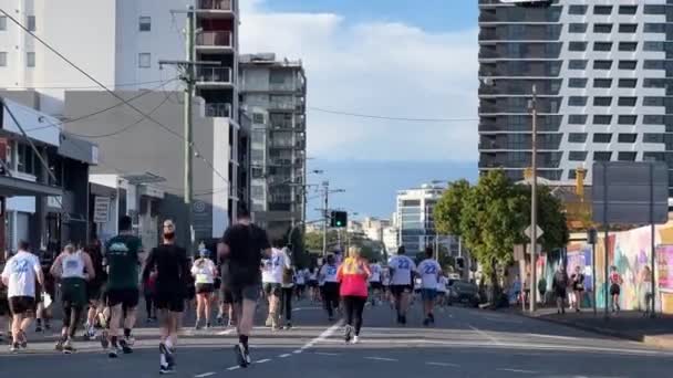 Gran Grupo Corredores Enérgicos Que Participan Puente Brisbane Evento Recaudación — Vídeo de stock