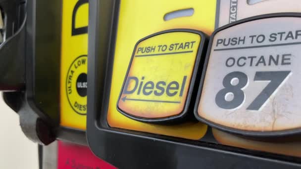 Blanke Hand Selecteert Diesel Bij Benzinepomp Bij Benzinestation Close — Stockvideo