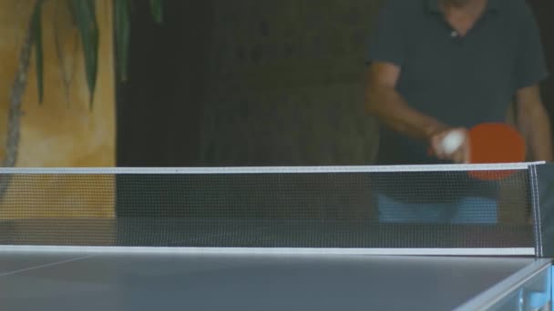 Slow Motion Pojke Slå Backhand Boll Omgång Ping Pong Ett — Stockvideo